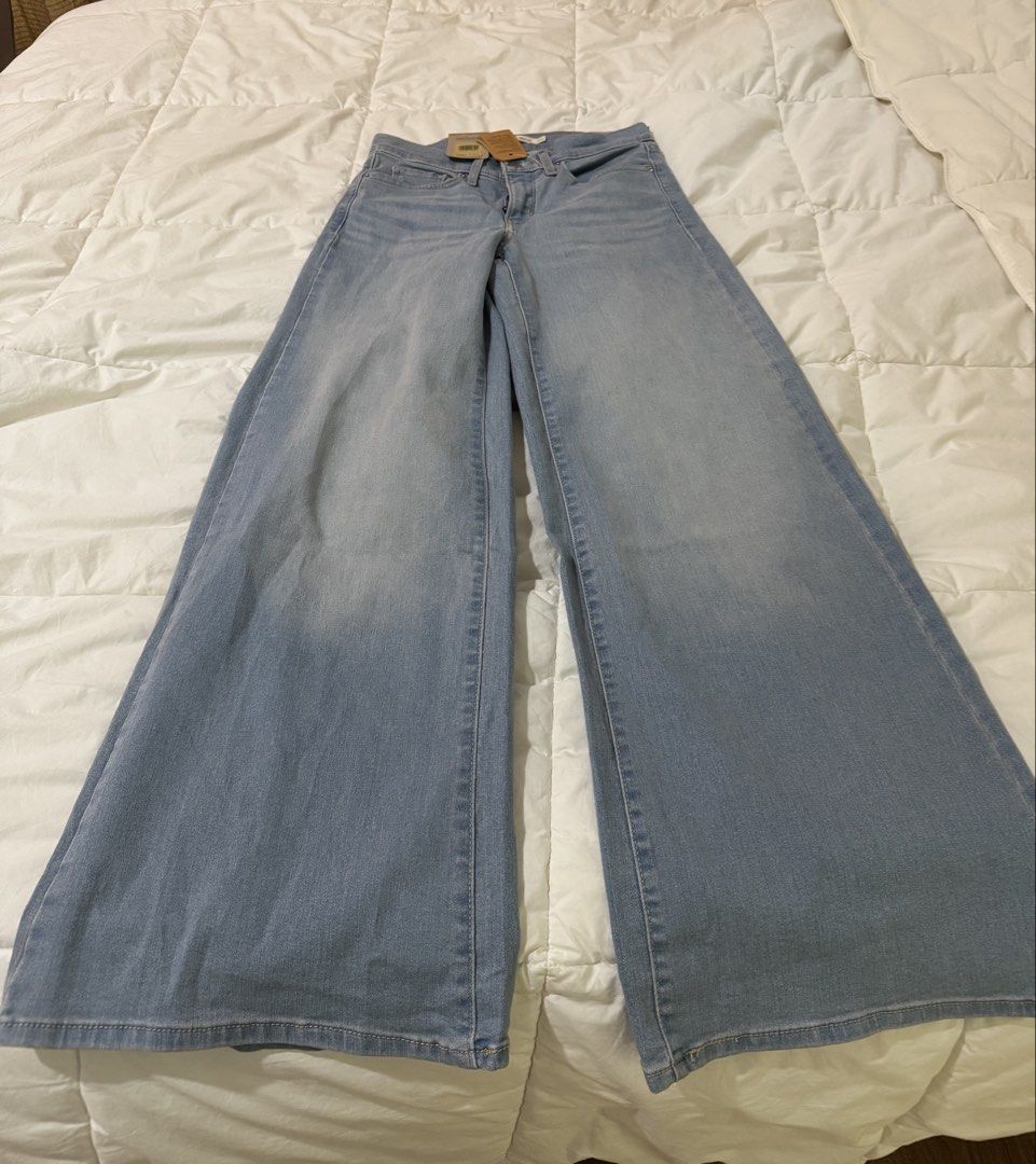 Levi’s 318 Shaping Wide Leg s26 (Category: Jeans) located in Makati City. Submitted by carlysd (Listing ID 1463188250, Image 3). Description: Brand new with tags! 318 Shaping Wide-Leg jeans lengthen your legs, hug your curves and celebrate your features. Plus, they’re designed with a built-in front panel that smooths and supports. Super-comfortable jeans with a flattering wide-leg silhouette Made to flatter your figure and celebrate your form Des