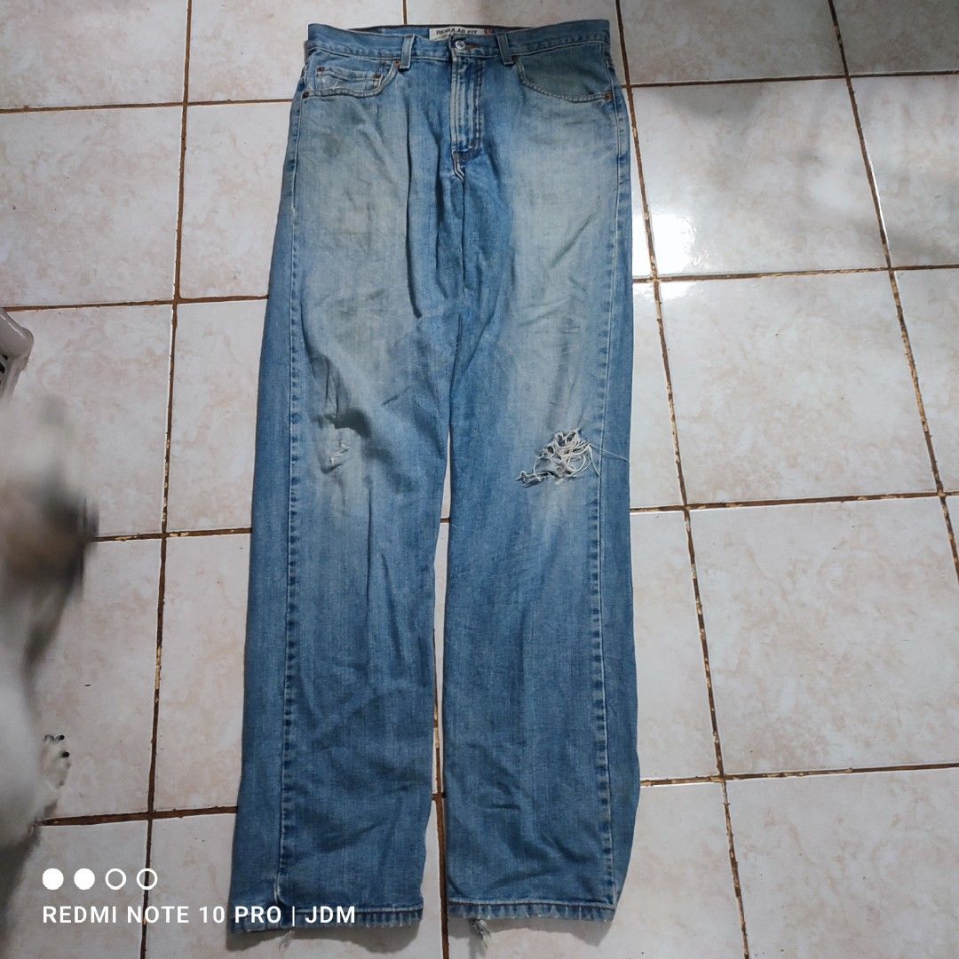 Levi's 505 regular fit (Category: Jeans) located in Antipolo. Submitted by klashnikov (Listing ID 1463177600, Image 1). Description: Dimes: 32x44 Tags:Intact Condition:Fair condition Honest issue:used,see last picture Payment option:Bank transfer,gcash,cash ₱250 only Pwede videocall for legitimacy Pwede pickup sa aking munting garahe waze (JDM thrift shop) Pwedeng meetup around upper Antipolo,pag malayo ka pwede natin paship (Luzon,Visayas at Min