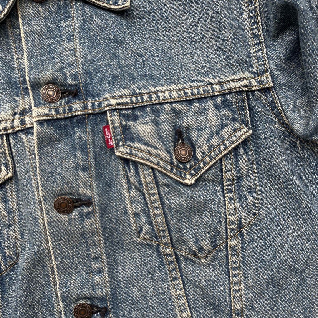 Levis Big E (Category: Coats, Jackets and Outerwear) located in Kota Kinabalu. Submitted by rimbamanstore (Listing ID 1463244010, Image 2). Description: Vtg levis big E trucker type III Made in japan Fits M (20.5x24.5) 9/10 good condition Rm169 free pos.