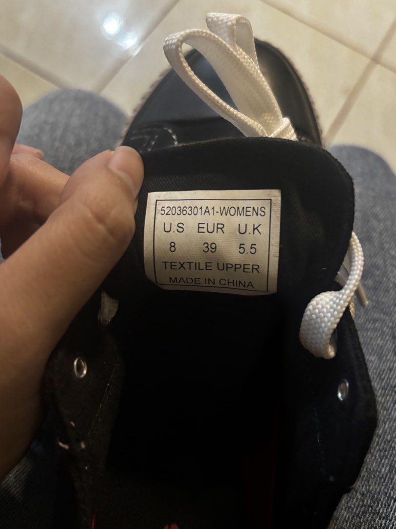 Levis Black Lowcut Sneakers (Category: Casual Shoes) located in Quezon City. Submitted by shophedwig (Listing ID 1463246899, Image 3). Description: 📌Never been used 📌Dumaguete City 📌Gcash or Bank Transfer 📌Delivery via JNT.