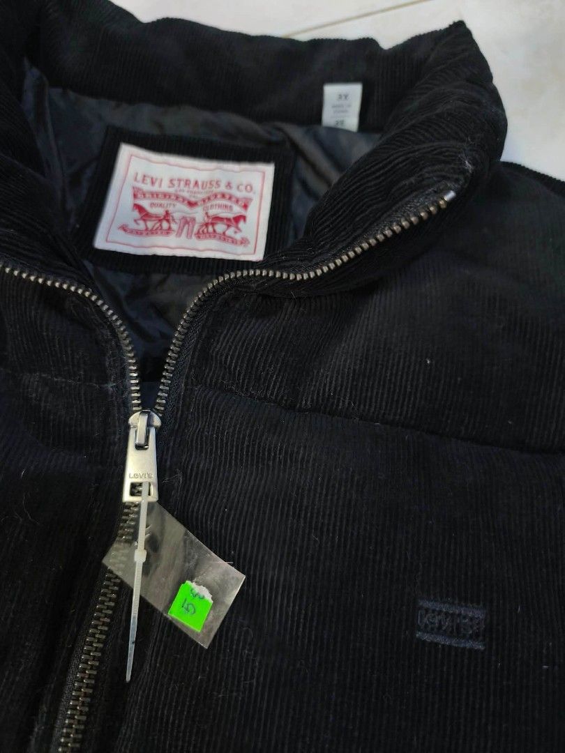 LEVI'S PUFFER CURDS JACKET (Category: Coats, Jackets and Outerwear) located in San Pablo. Submitted by kuya_tats420 (Listing ID 1463172322, Image 2). Description: NO ISSUE 📩📩📩.