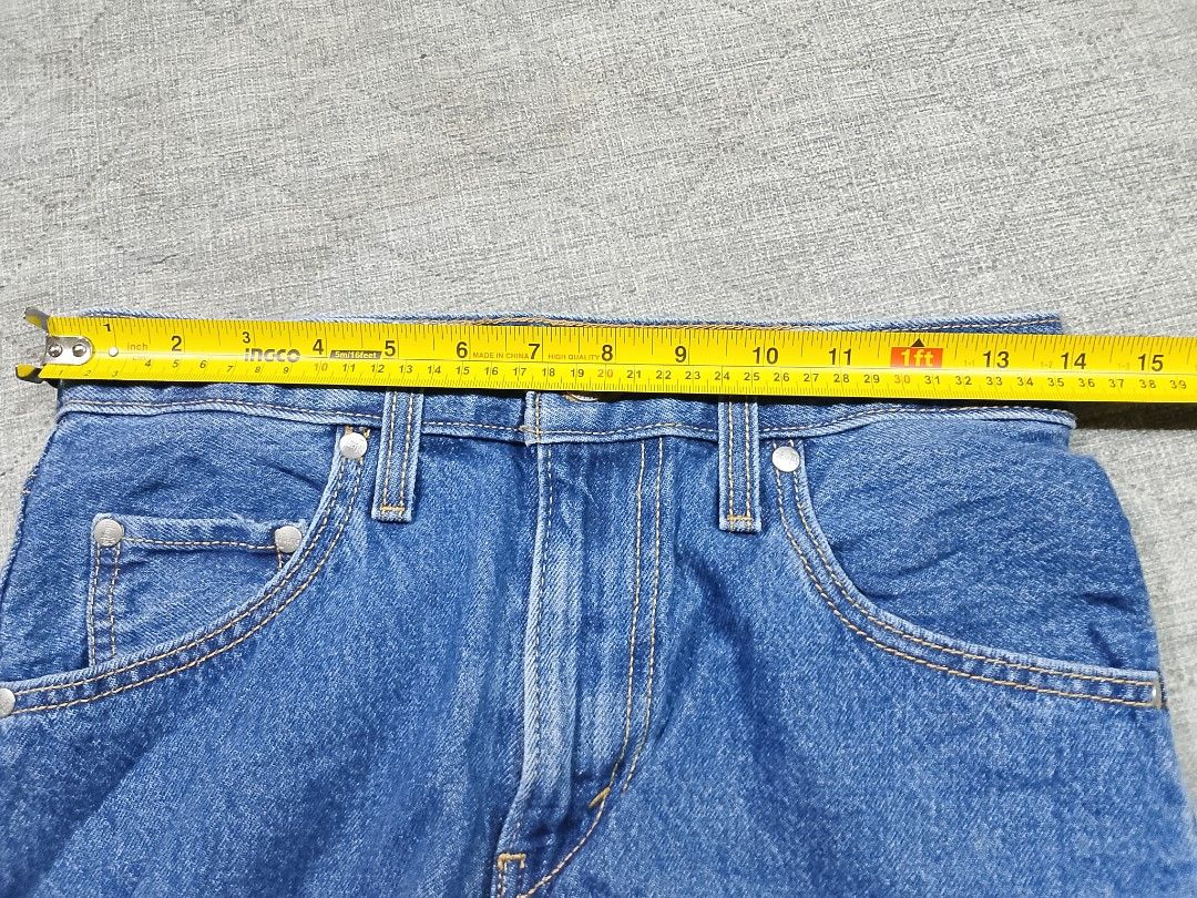 Levi's silver tab cutoff/cropped shorts (Category: Shorts) located in Cadiz. Submitted by comradstuff (Listing ID 1463122901, Image 3). Description: Levi's silver tab cutoff shorts waist 28" length 14.5".