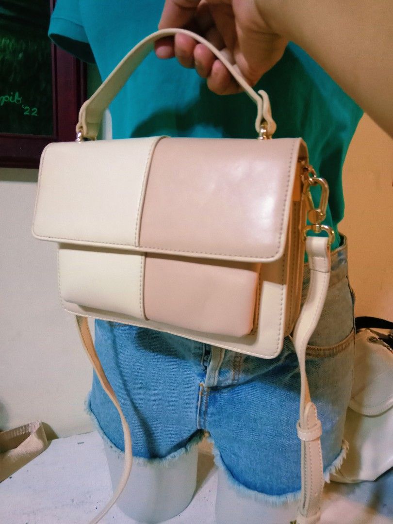 lige studio, 2tone korean bag (Category: Cross-body Bags) located in Davao. Submitted by hwagmahiyangtumawad (Listing ID 1463324425, Image 1). Description: korean bag, mocha and beige..very nice, clean and simple look ..ang sosyal tingnan..no issue! matibay po ito..premium..