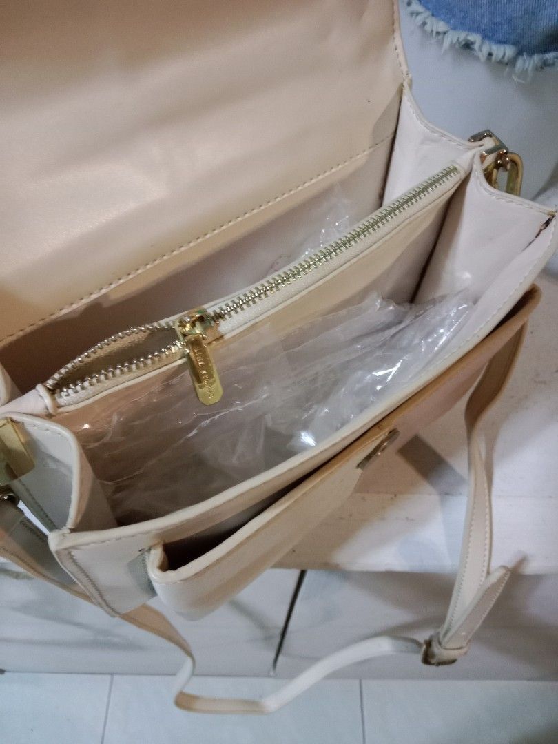 lige studio, 2tone korean bag (Category: Cross-body Bags) located in Davao. Submitted by hwagmahiyangtumawad (Listing ID 1463324425, Image 3). Description: korean bag, mocha and beige..very nice, clean and simple look ..ang sosyal tingnan..no issue! matibay po ito..premium..