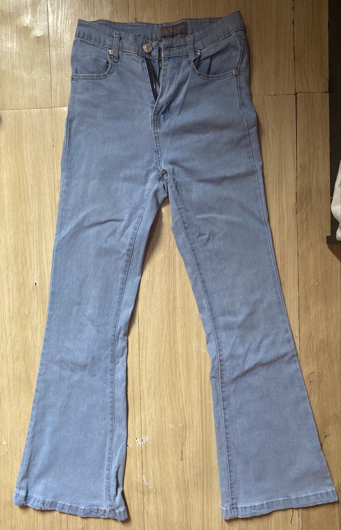 Light Wash Flared Jeans (Category: Jeans) located in Tanauan. Submitted by rie098 (Listing ID 1463290812, Image 1). Description: - Light wash denim jeans - Flared leg style - Button and zip front closure - Classic five-pocket design - Comfortable for everyday wear - A versatile addition to any wardrobe.