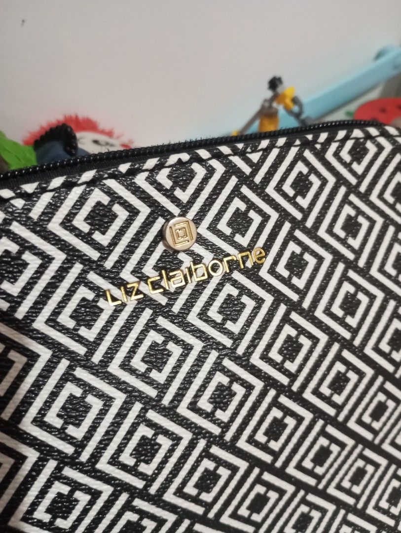 Liz Claiborne crossbody bag (Category: Shoulder Bags) located in Las Pinas. Submitted by kaswakto (Listing ID 1463127219, Image 2). Description: 〽️ Liz Claiborne crossbody bag 〽️ as new excellent condition minimal issues sa last pic 💰Php 1200 +sf 📌Lpdh Las Pinas/Evacom or Valley2 Paranaque 📞09174614978 contact no. 🗳️Payment thru Gcash 09174614978 Jayvie Godmalin/bank transfer Bpi account 3109428438 Jayvie Godmalin 🛵Shipping thru J&t or lalam