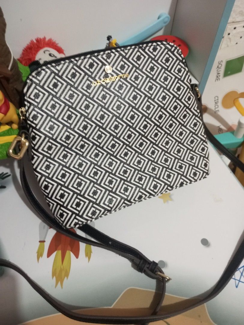 Liz Claiborne crossbody bag (Category: Shoulder Bags) located in Las Pinas. Submitted by kaswakto (Listing ID 1463127219, Image 1). Description: 〽️ Liz Claiborne crossbody bag 〽️ as new excellent condition minimal issues sa last pic 💰Php 1200 +sf 📌Lpdh Las Pinas/Evacom or Valley2 Paranaque 📞09174614978 contact no. 🗳️Payment thru Gcash 09174614978 Jayvie Godmalin/bank transfer Bpi account 3109428438 Jayvie Godmalin 🛵Shipping thru J&t or lalam