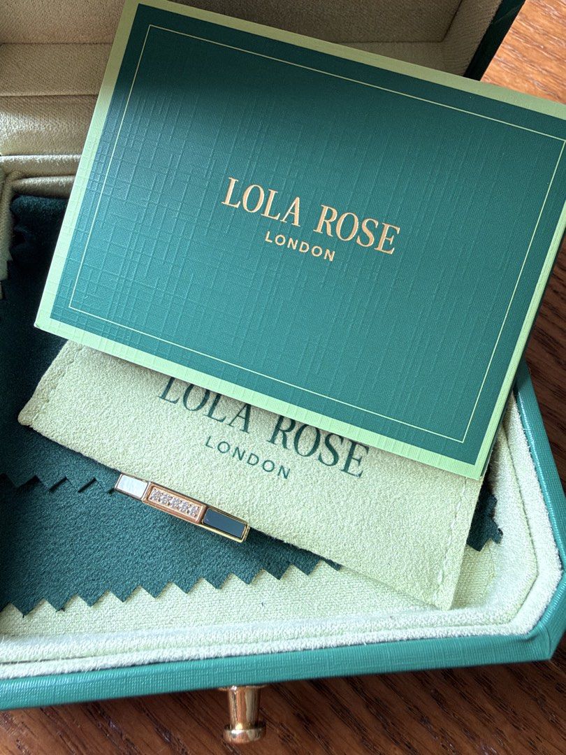 LOLA ROSE 倫敦 戒指 （分類：戒指）位於 Hong Kong。 由 lambaby 提交（商品編號 1463149875，圖片 2）。簡介： LOLA ROSE 倫敦 戒指，金色邊框配藍色寶石。戒指上面仲有閃石點綴。有埋佢個盒同埋卡仔，送禮自用都得。 清屋，N碼（14號圈）。