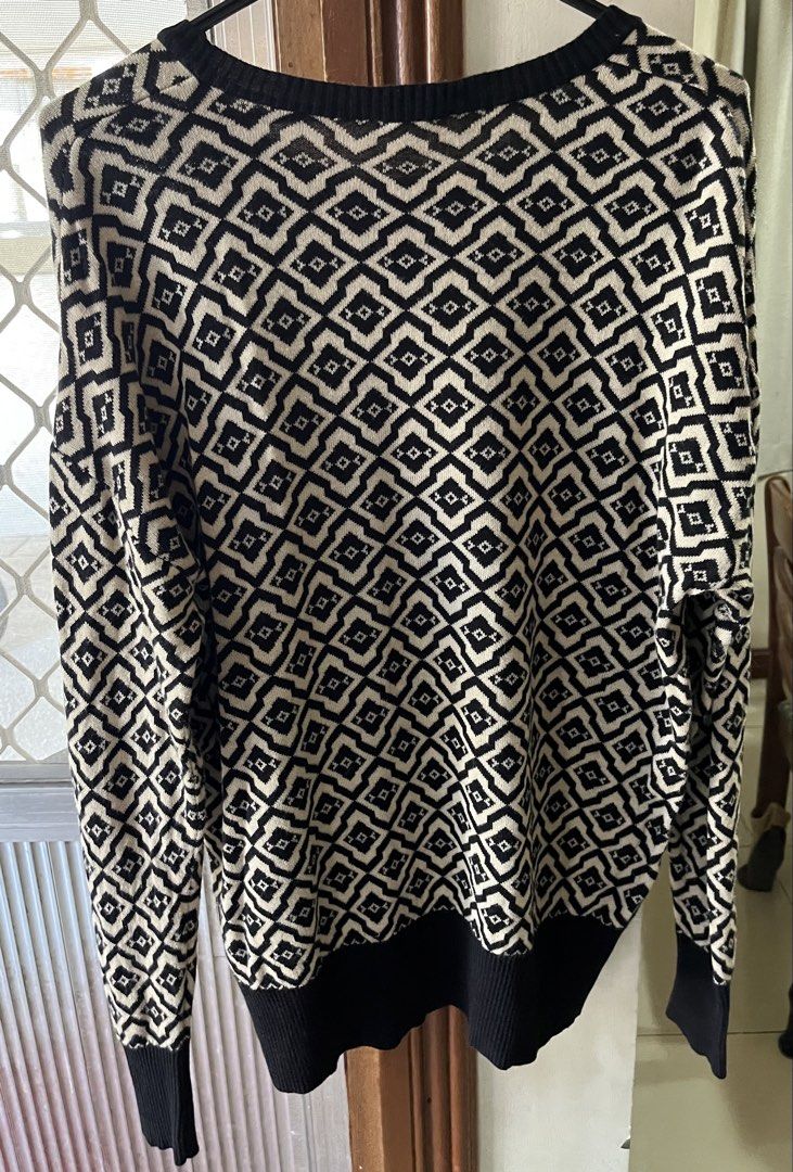 Long sleeve (Category: Longsleeves) located in Bacoor. Submitted by ayit. (Listing ID 1463163242, Image 2). Description: Japan gling med-large fit - Long sleeve top - Black and white geometric pattern - Size: L - Condition: Good.
