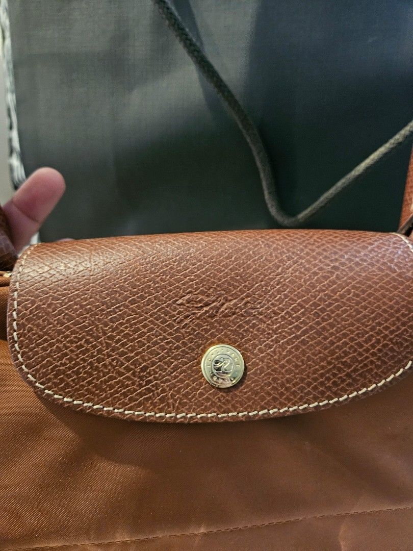 Longchamp Cognac Large (Category: Shoulder Bags) located in Imus. Submitted by lovejulich2 (Listing ID 1463218606, Image 3). Description: Super ganda pa din, few times lang nagamit and natago na,, only needs cleaning. 😊 Guaranteed original and bought from PARIS nawala ko ang care card but I can show pics na nag Paris ako 😂. 📌 Shipping fee is not included. 📦 Courier: GOGOEXPRESS or LALAMOVE.