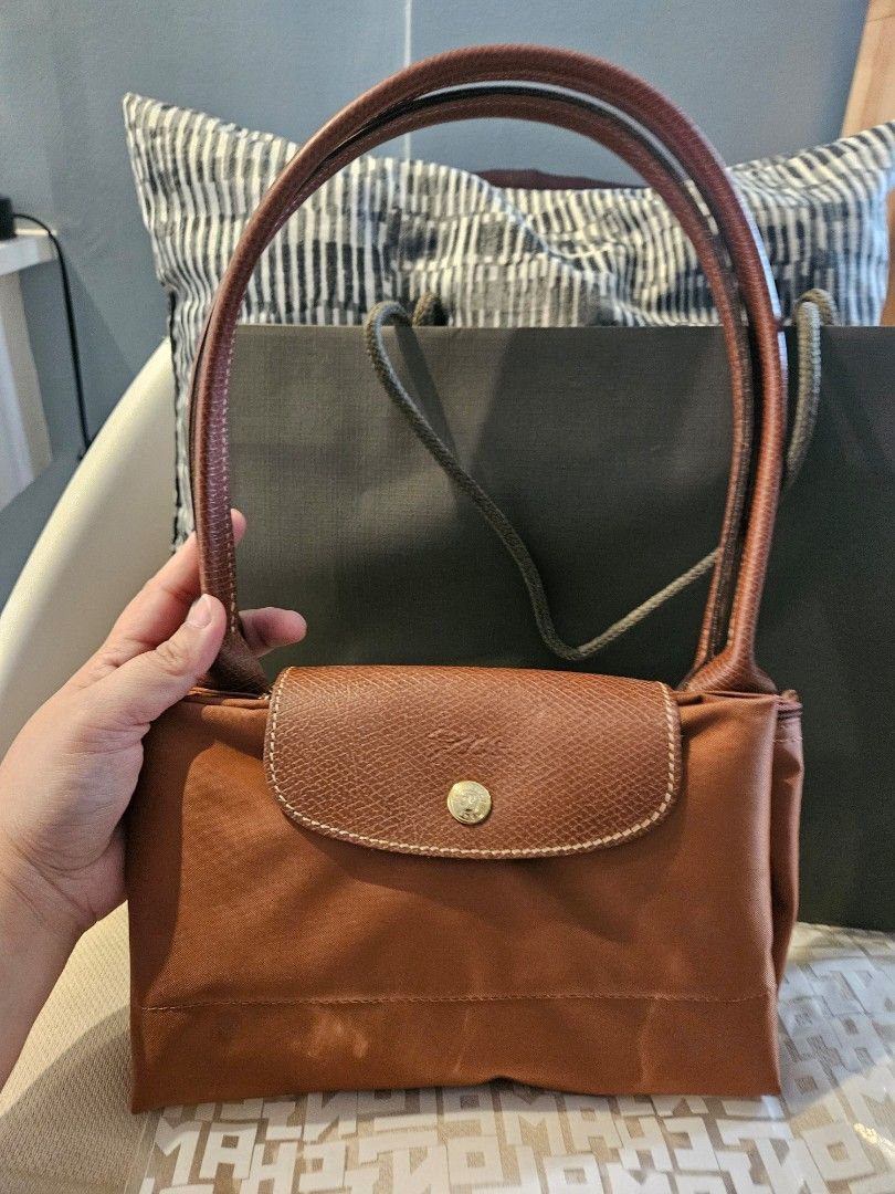 Longchamp Cognac Large (Category: Shoulder Bags) located in Imus. Submitted by lovejulich2 (Listing ID 1463218606, Image 2). Description: Super ganda pa din, few times lang nagamit and natago na,, only needs cleaning. 😊 Guaranteed original and bought from PARIS nawala ko ang care card but I can show pics na nag Paris ako 😂. 📌 Shipping fee is not included. 📦 Courier: GOGOEXPRESS or LALAMOVE.