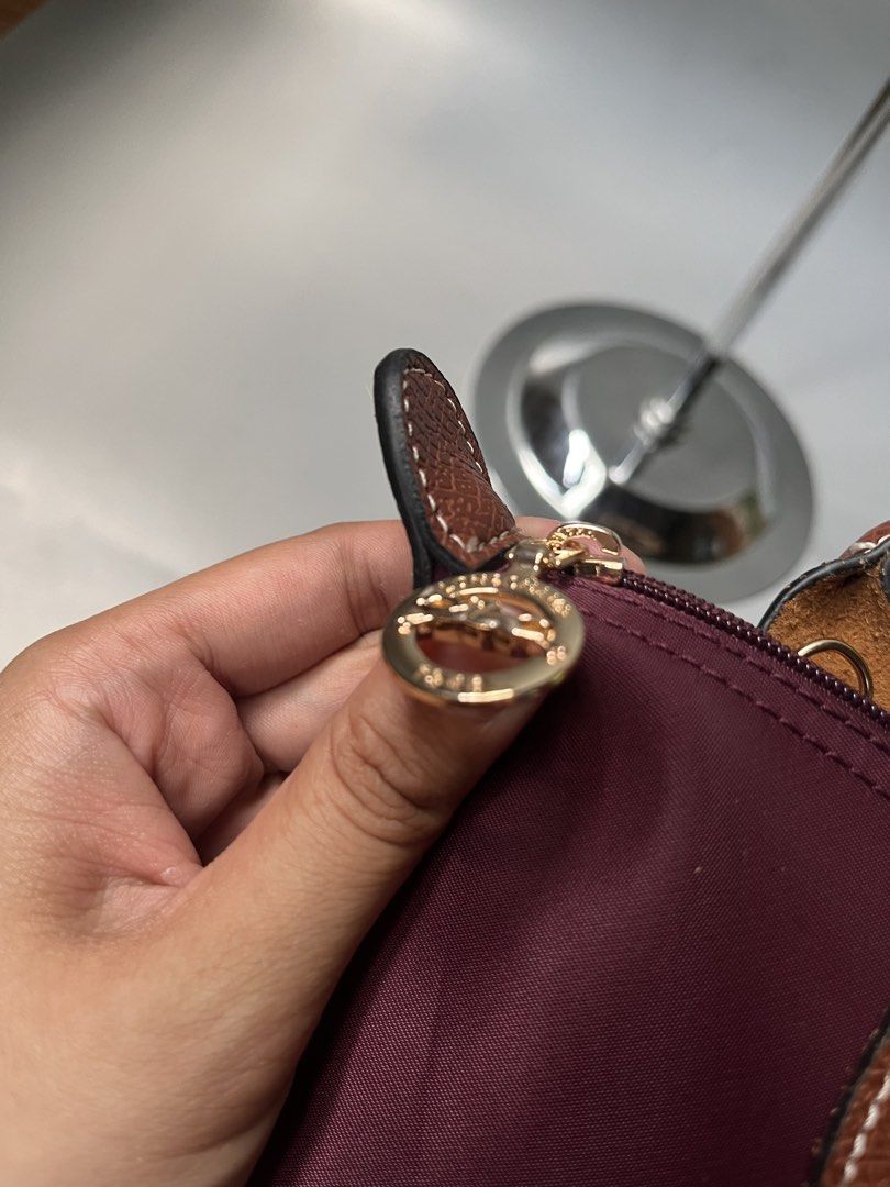 Longchamp maroon (Category: Cross-body Bags) located in San Jacinto. Submitted by kellysthrift_ (Listing ID 1463325252, Image 2). Description: Longchamp maroon mini.
