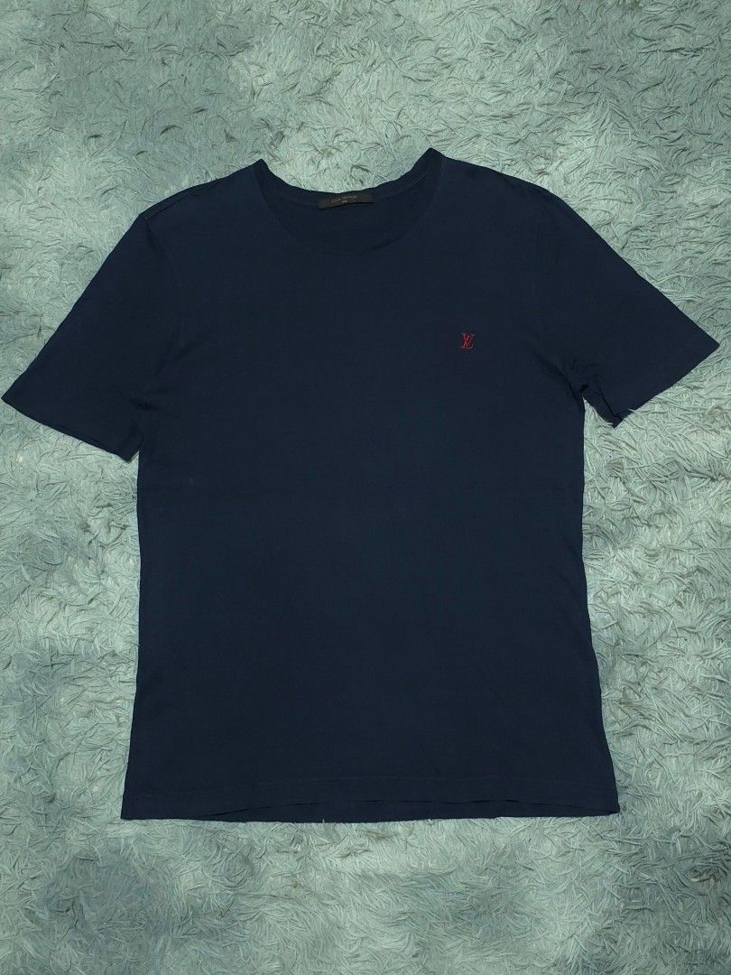 Louis Vuitton Authentic (Category: Tshirts & Polo Shirts ) located in Abulug. Submitted by humanwhosellthings (Listing ID 1463281955, Image 1). Description: ✅️Size: Medium ✅️Dimes: 20W x 27.5L ✅Condition: Excellent ✅Issue: None ✅Color Rate: 9.8/10.