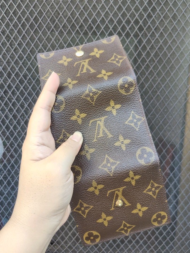 Louis Vuitton Monogram Canvas Tri-fold Wallet (Category: Luxury Bags & Wallets) located in Taguig. Submitted by luxurycollections.ph (Listing ID 1463268909, Image 3). Description: - Authentic Louis Vuitton Wallet - Classic Monogram Canvas - Color: Brown and Tan - Style: Tri-fold with Snap Closure - Interior: Card slots and bill compartment - Made in USA - Serial Number: SD00997 - Ideal for everyday carry.
