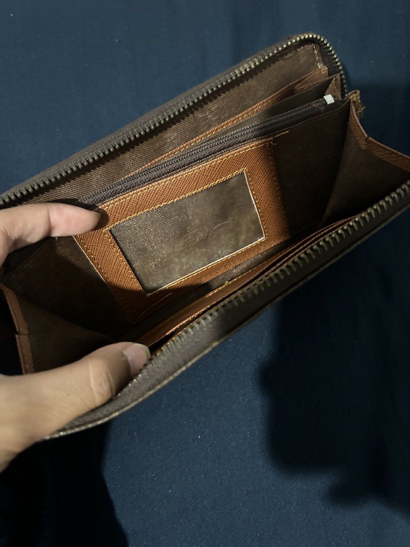 Louis Vuitton Zippy Wallet (Category: Wallets & Card holders) located in Caloocan City. Submitted by babydoll696 (Listing ID 1463286723, Image 3). Description: ISSUE: Zipper not closing Tarlac City + Shipp.