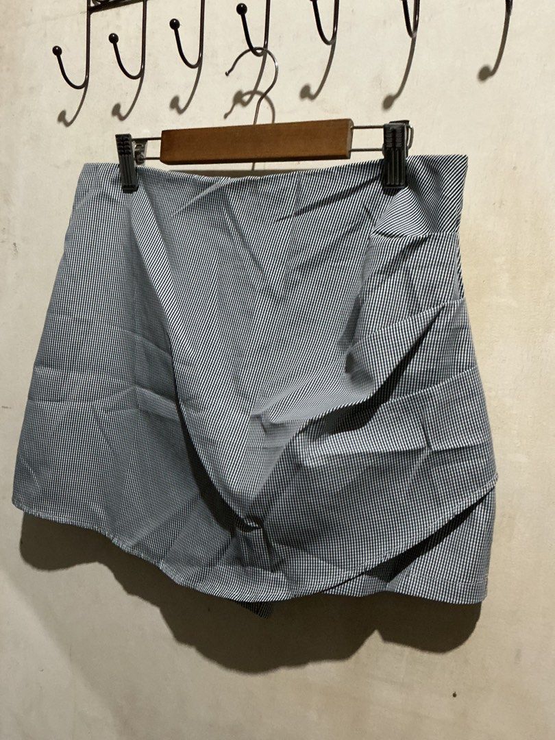 LOVITO SKORT (Category: Shorts) located in Dagupan City. Submitted by trendies_collection (Listing ID 1463309592, Image 2). Description: Rand new with pouch and hang tag Medium on tag, 28-29 inches waist No issue.