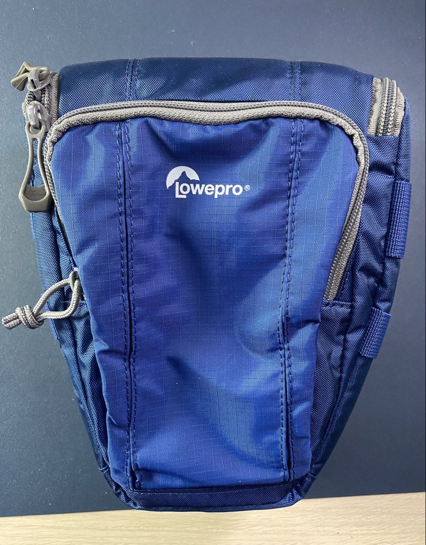 Lowepro Toploader Zoom AW II (Category: Camera Bags & Carriers) located in Makati City. Submitted by snappybear (Listing ID 1463255330, Image 1). Description: Lowepro Toploader Zoom AW II. Barely used so like new. Rugged bag ideal for shooting in rainy days. New, this is about 4,00PHP so this is a good price..
