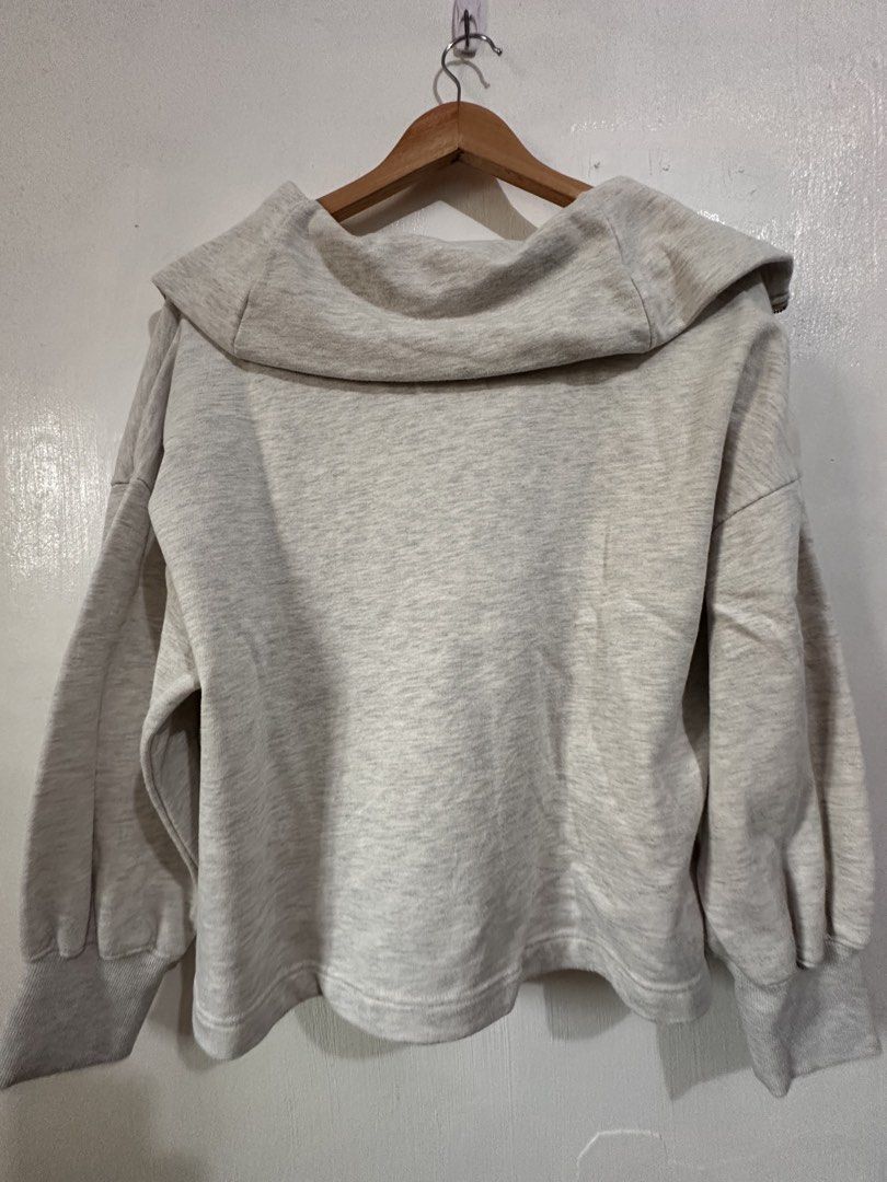 Lowrys Farm Boxy Type Longsleeve Shirt (Category: Longsleeves) located in Bulacan. Submitted by zerowastewardrobe (Listing ID 1463313104, Image 2). Description: This is a light-gray half-zip sweatshirt featuring an oversized fold-over collar and a circular ring zipper pull. Boxy type, cropped. Dimensions : W25.5x L22 inch Size on tag: Colors may vary due to lighting and photography. **Please read*** For mailing & delivery only. No Pick Up No COD 