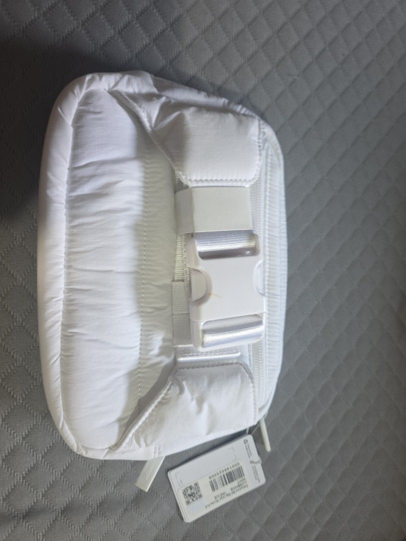 Lululemon belt bag (Category: Cross-body Bags) located in Manila. Submitted by meriux2026 (Listing ID 1463323549, Image 2). Description: white beltbag bought in US.