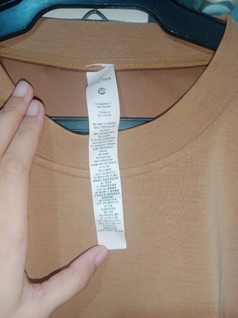 Lululemon Cropped Crewneck Sweatshirt (Category: Longsleeves) located in Manila. Submitted by yethquiday (Listing ID 1463225475, Image 2). Description: - Brown Lululemon cropped crewneck sweatshirt - Made from a comfortable blend of Modal, Recycled Polyester, and Polyester - Designed in Vancouver - Features the iconic Lululemon logo on the back - Versatile for casual wear or layering - Stylish and comfortable for everyday use.