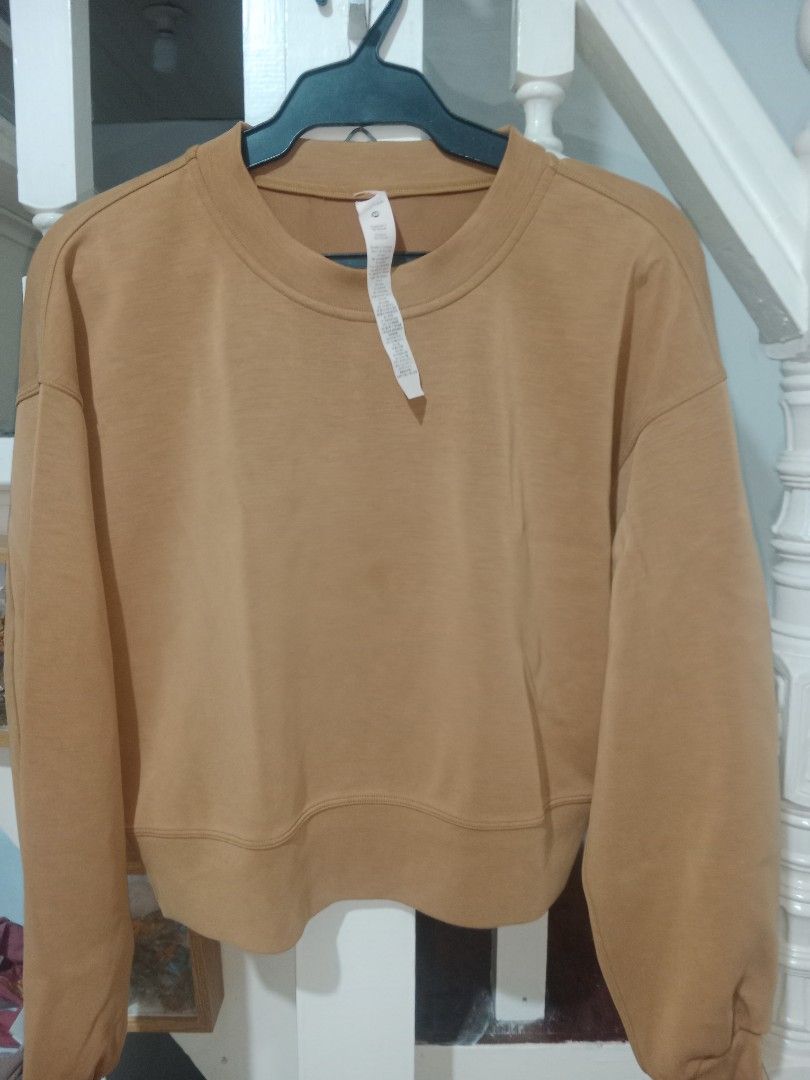 Lululemon Cropped Crewneck Sweatshirt (Category: Longsleeves) located in Manila. Submitted by yethquiday (Listing ID 1463225475, Image 1). Description: - Brown Lululemon cropped crewneck sweatshirt - Made from a comfortable blend of Modal, Recycled Polyester, and Polyester - Designed in Vancouver - Features the iconic Lululemon logo on the back - Versatile for casual wear or layering - Stylish and comfortable for everyday use.