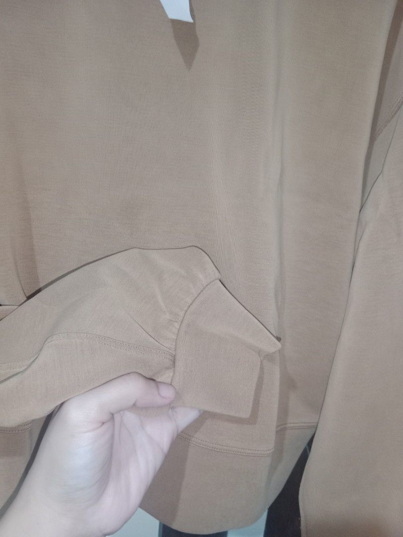 Lululemon Cropped Crewneck Sweatshirt (Category: Longsleeves) located in Manila. Submitted by yethquiday (Listing ID 1463225475, Image 3). Description: - Brown Lululemon cropped crewneck sweatshirt - Made from a comfortable blend of Modal, Recycled Polyester, and Polyester - Designed in Vancouver - Features the iconic Lululemon logo on the back - Versatile for casual wear or layering - Stylish and comfortable for everyday use.