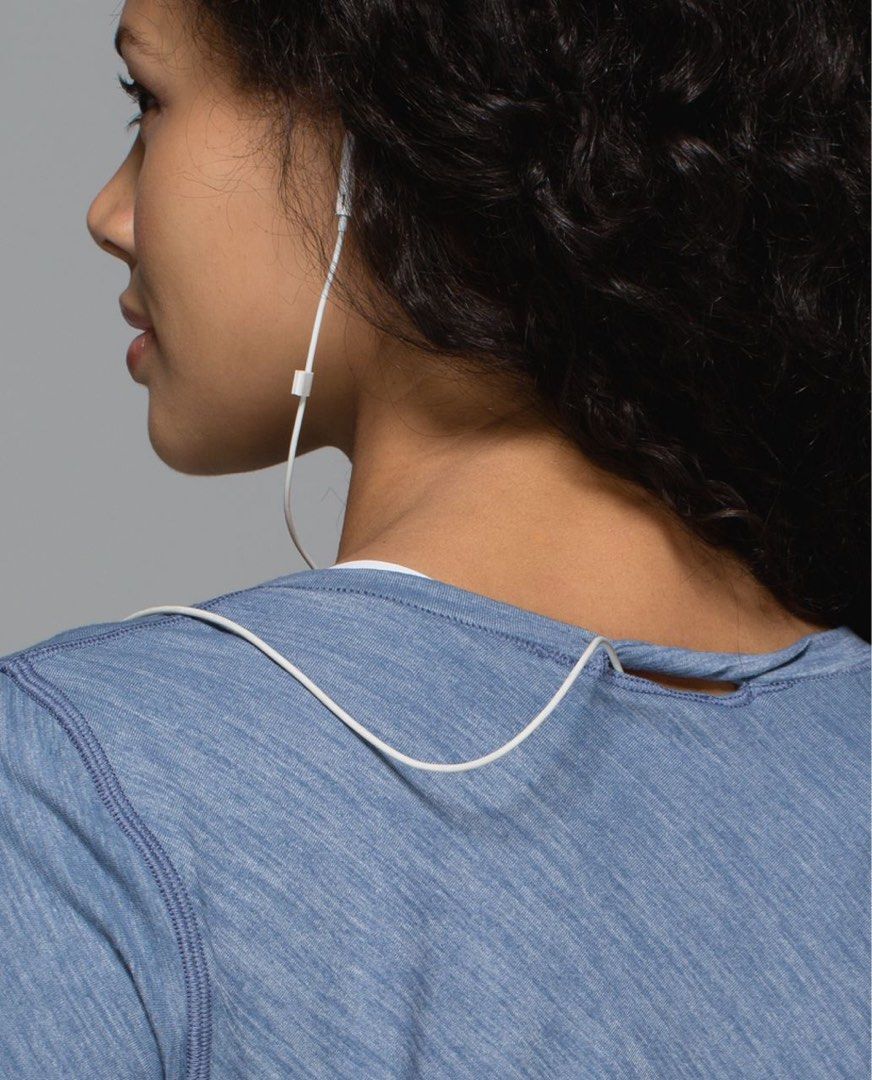 Lululemon What The Sport Tee dot 6 (Category: Activewear) located in Iba. Submitted by xooperfindslb (Listing ID 1463306868, Image 3). Description: Lululemon What The Sport Tee Heathered Blue Denim Dot 6 base on size guide Chest width - 17” No issue Good condition.
