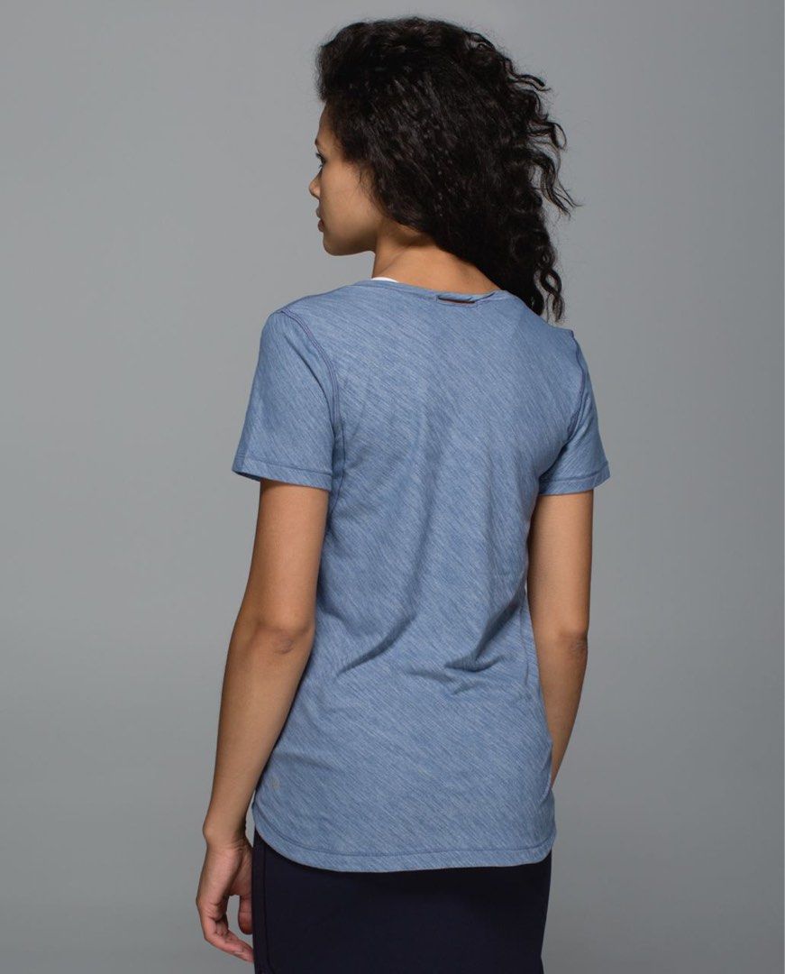 Lululemon What The Sport Tee dot 6 (Category: Activewear) located in Iba. Submitted by xooperfindslb (Listing ID 1463306868, Image 2). Description: Lululemon What The Sport Tee Heathered Blue Denim Dot 6 base on size guide Chest width - 17” No issue Good condition.