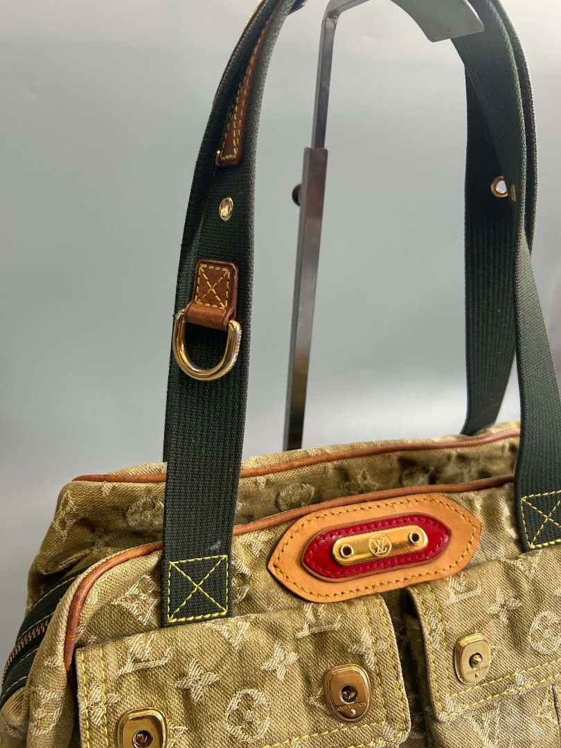 Lv monogramouflage jasmine murakami (Category: Luxury Bags & Wallets) located in Santa Rosa. Submitted by _ba_mo_si_ (Listing ID 1463143183, Image 3). Description: Bag only Guranteed authentic Repair po ung sa logo Nabili ko na din po ng ganyan sa seller Rare 2008 collection monogramouflage murakami Plus sf Dm.