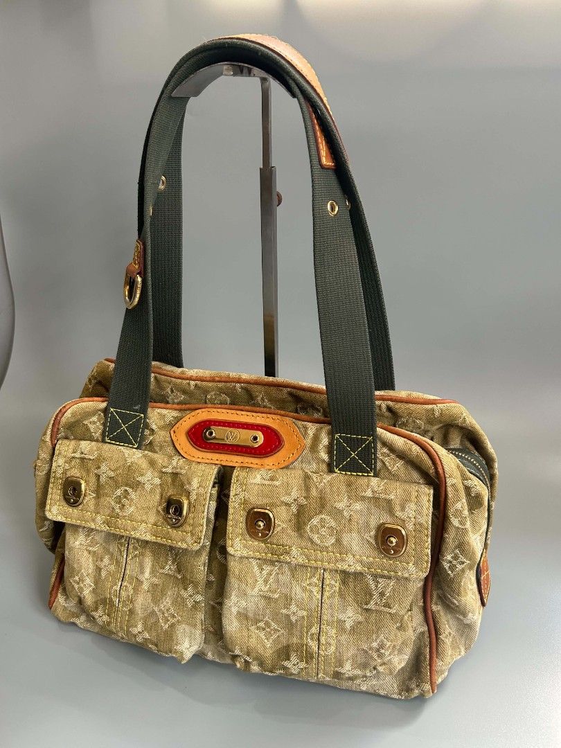 Lv monogramouflage jasmine murakami (Category: Luxury Bags & Wallets) located in Santa Rosa. Submitted by _ba_mo_si_ (Listing ID 1463143183, Image 2). Description: Bag only Guranteed authentic Repair po ung sa logo Nabili ko na din po ng ganyan sa seller Rare 2008 collection monogramouflage murakami Plus sf Dm.