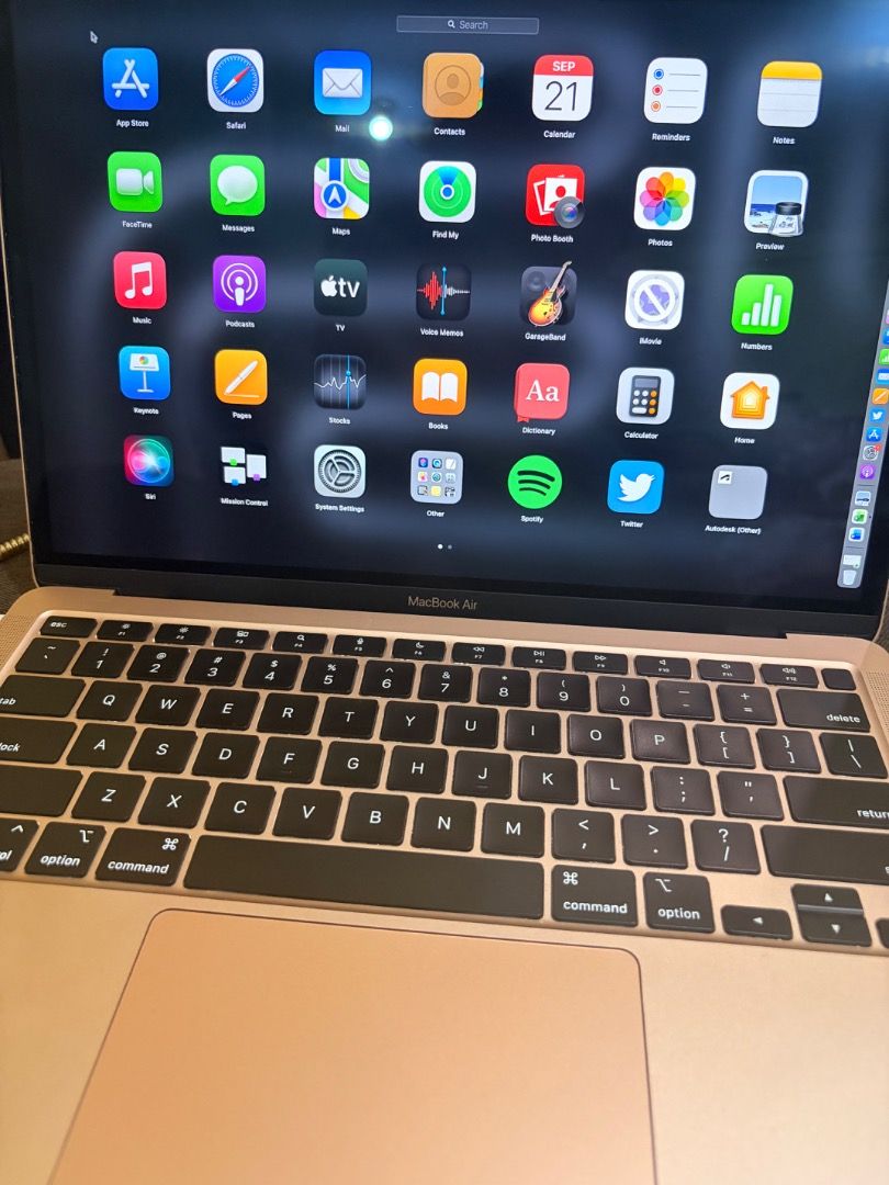 Macbook Air 2020 256GB (Category: Other Gadgets) located in Caloocan City. Submitted by jollybue-06 (Listing ID 1463225440, Image 2). Description: Macbook Air 2020.