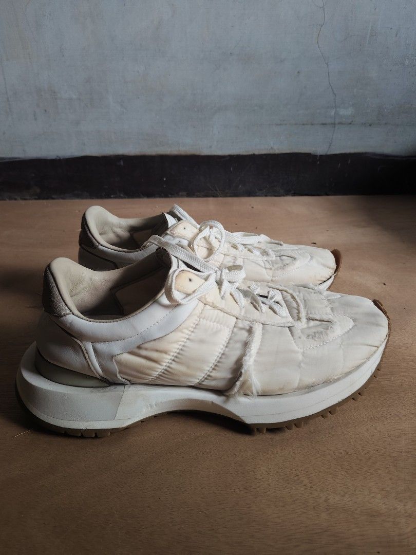 Maison Margiela (Category: Casual Shoes) located in Marikina City. Submitted by duaaaaa (Listing ID 1463214049, Image 1). Description: Need linis lang po and may onting angat sa harapan madali lang po yan onting dikit lang po need No other issues Walang angat or sira.
