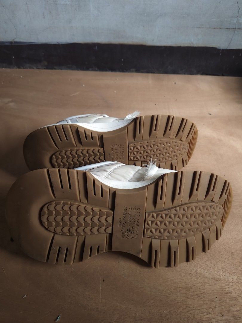 Maison Margiela (Category: Casual Shoes) located in Marikina City. Submitted by duaaaaa (Listing ID 1463214049, Image 3). Description: Need linis lang po and may onting angat sa harapan madali lang po yan onting dikit lang po need No other issues Walang angat or sira.