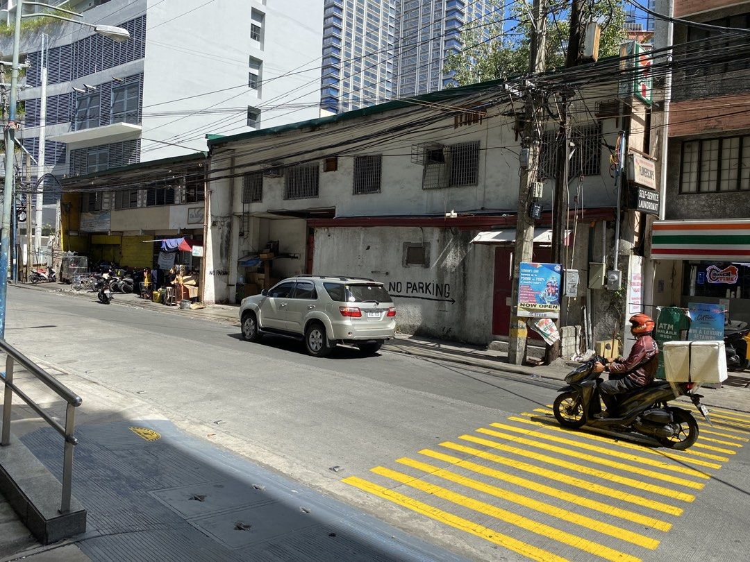 Makati Warehouse (Category: Commercial) located in Quezon City. Submitted by inaroman (Listing ID 1463157883, Image 3). Description: Located at Bagtikan cor Kamagong beside SMDC Lush Condo near Ayala Avenue. This 2 sty warehouse office has 780 sqm floor area and about 120 sqm parking. Very strategic location. .