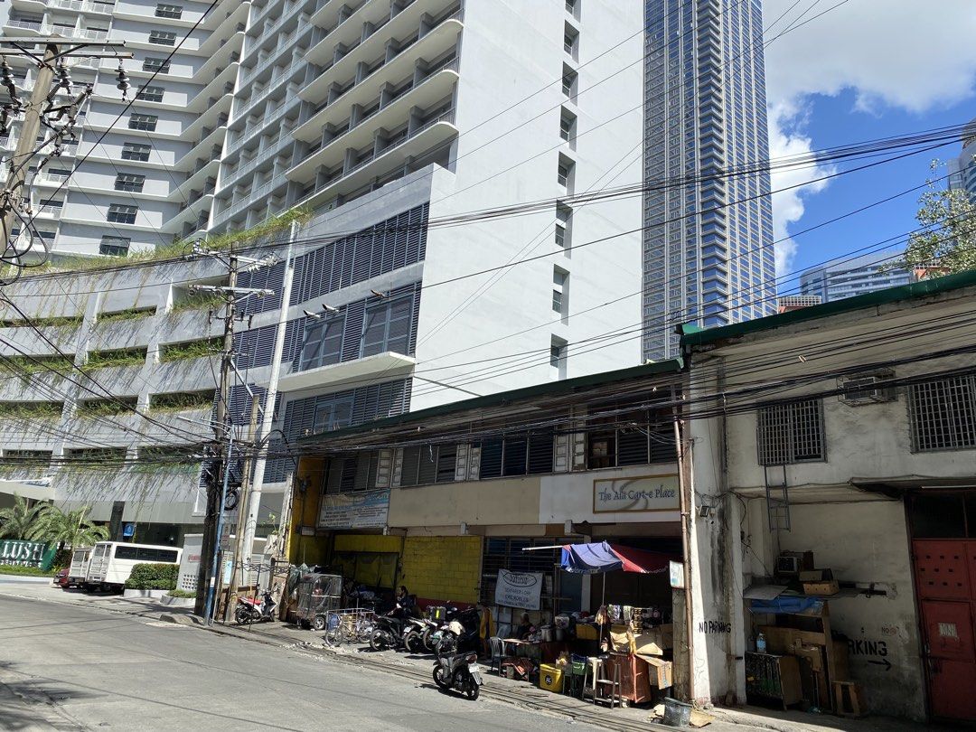 Makati Warehouse (Category: Commercial) located in Quezon City. Submitted by inaroman (Listing ID 1463157883, Image 2). Description: Located at Bagtikan cor Kamagong beside SMDC Lush Condo near Ayala Avenue. This 2 sty warehouse office has 780 sqm floor area and about 120 sqm parking. Very strategic location. .