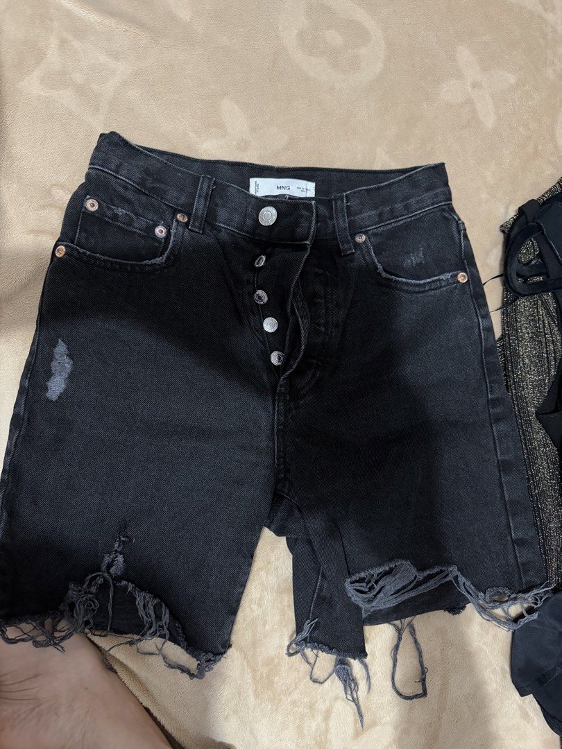 Mango Shorts size 25 (Category: Shorts) located in Cebu City. Submitted by sultrychicmary (Listing ID 1463294561, Image 2). Description: .