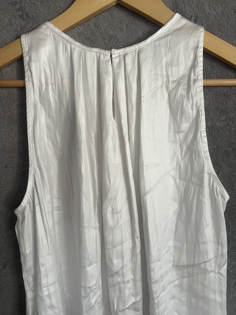Mango White Sleeveless Pleated Top flowy XS (Category: Sleeveless) located in Cagayan de Oro. Submitted by jeirn (Listing ID 1463120787, Image 3). Description: - White sleeveless top from Mango - Features elegant pleats at the front neckline - Convenient button closure at the back - Simple and clean design, versatile for any outfit - Ideal for layering or wearing on its own - Size XS.