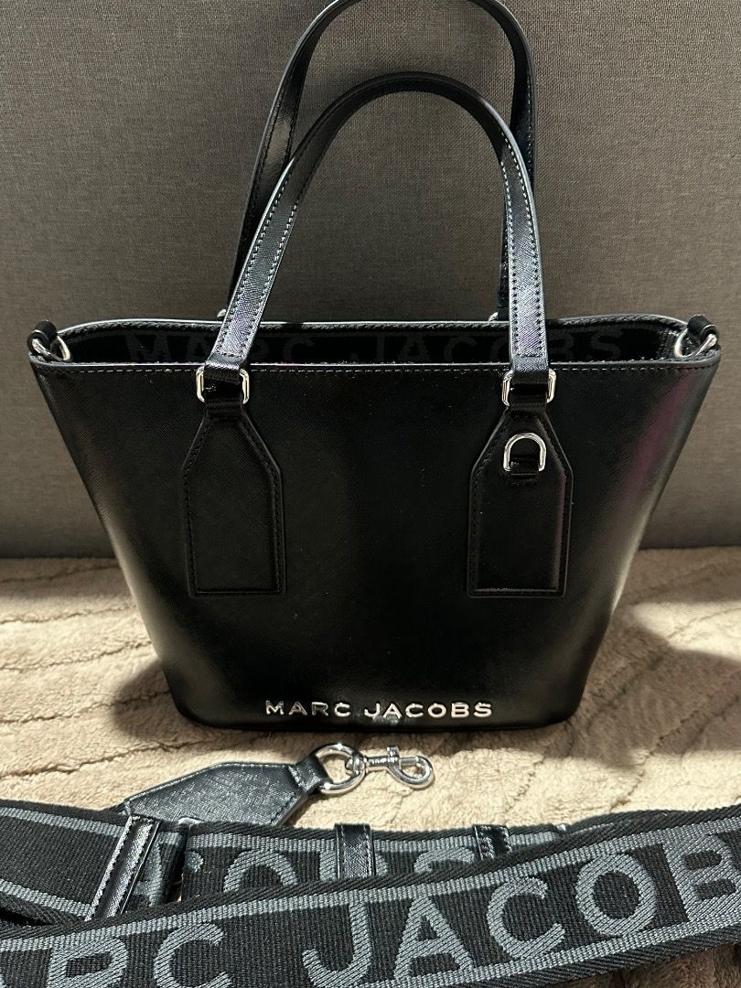 Marc Jacobs Black Hand Bag with Strap and Wallet (Category: Luxury Bags & Wallets) located in Calamba. Submitted by daisy214 (Listing ID 1463291323, Image 2). Description: - Authentic Black Marc Jacobs Hand Bag (bought for 15k pesos) - Comes with a detachable shoulder strap - Includes a matching WALLET (bought for 7k pesos) - Interior zip pocket for secure storage - Iconic Marc Jacobs logo detail - Ideal size for everyday essentials - Clean and w