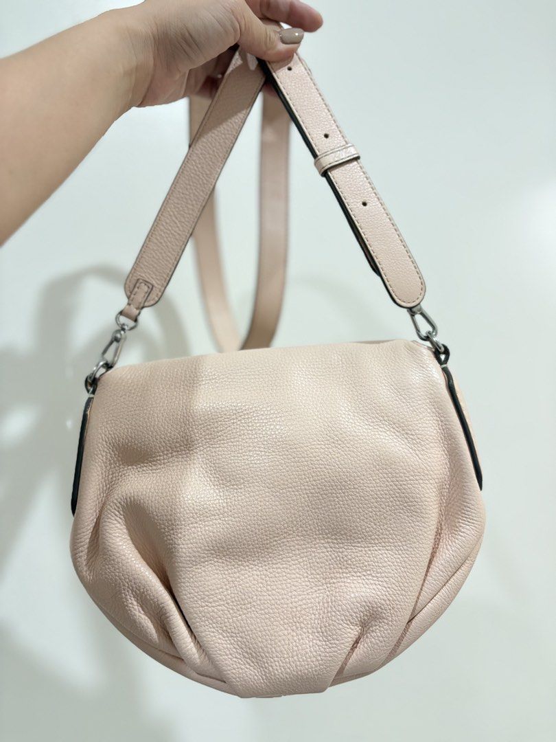 Marc Jacobs Natasha crossbody bag (Category: Luxury Bags & Wallets) located in Bacolod City. Submitted by nineshop.bcd (Listing ID 1463276078, Image 2). Description: Marc Jacobs Natasha crossbody bag Pearl blush color 😍 💯Original ✅In excellent condition.
