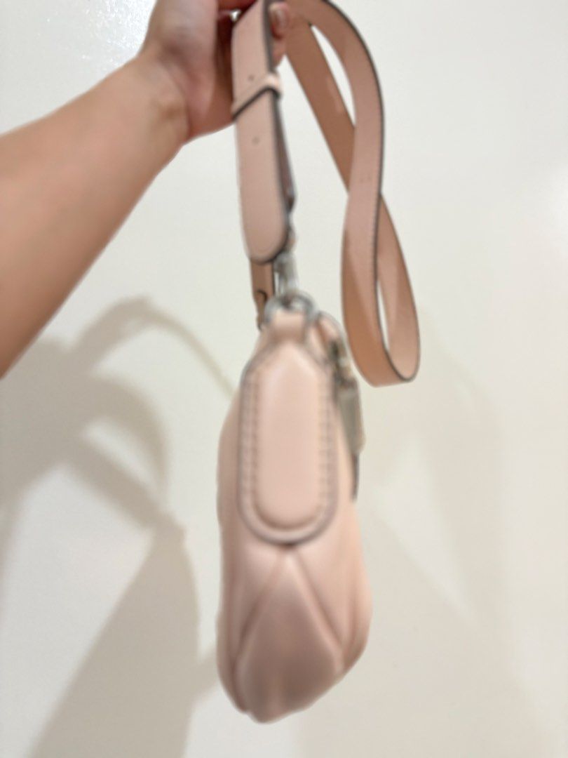Marc Jacobs Natasha crossbody bag (Category: Luxury Bags & Wallets) located in Bacolod City. Submitted by nineshop.bcd (Listing ID 1463276078, Image 3). Description: Marc Jacobs Natasha crossbody bag Pearl blush color 😍 💯Original ✅In excellent condition.