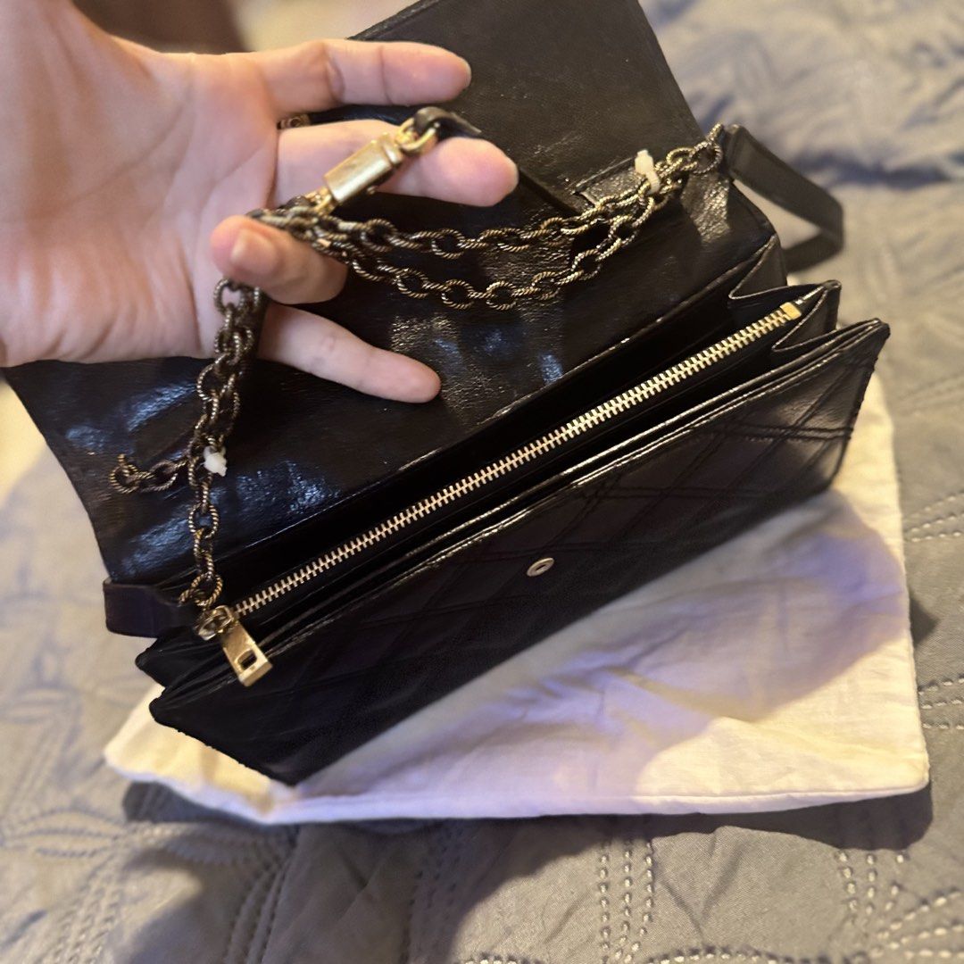 MARC JACOBS Quilted Leather Clutch / Wallet on Chain (Category: Wallets & Card holders) located in Marikina City. Submitted by elimsrellik (Listing ID 1463226031, Image 2). Description: MARC JACOBS Quilted Leather Clutch / Wallet on Chain Clutch / Wallet on Chain Selling Price: ₱3,000 Condition: Pre-loved Inclusions: Dust bag.