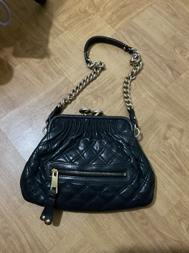 Marc Jacobs Stam bag (vintage) Authentic (Category: Luxury Bags & Wallets) located in Quezon City. Submitted by frugallove (Listing ID 1463165009, Image 1). Description: Originally introduced in 2005 and named after supermodel Jessica Stam, this Y2K-era staple became a massive "it-bag". It is highly recognizable by its quilted leather finish, framing kiss-lock top closure, distinct front zipper pocket, and the heavy chunky chain-link shoulder str