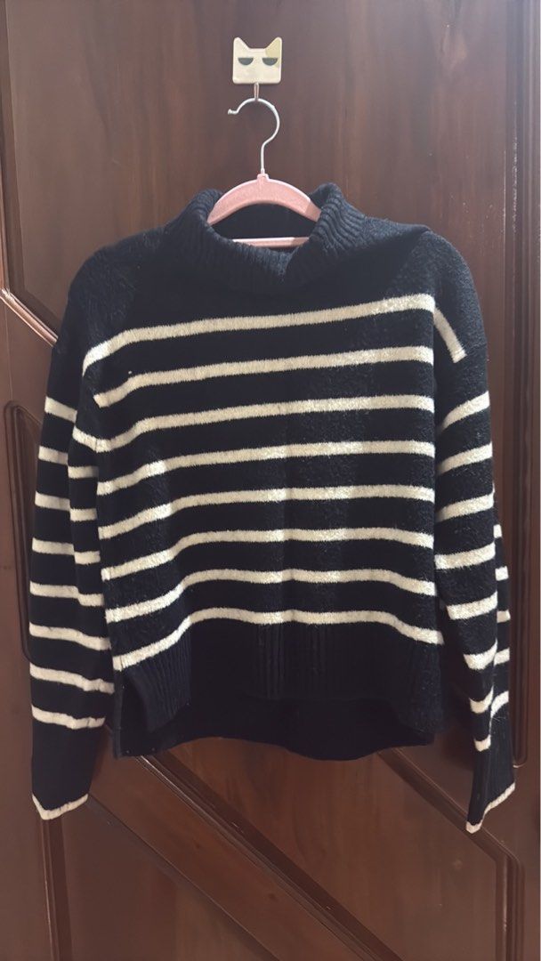 Maroon 'SWAGGER' Turtleneck Sweater (Category: Longsleeves) located in Mandaluyong City. Submitted by riz_040521 (Listing ID 1463210942, Image 3). Description: Pre loved winter clothes 😊 - small to medium sizes -Uniqlo and japan brands -250 each pesos only -slightly used .