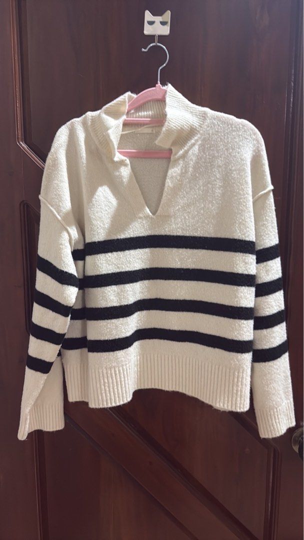 Maroon 'SWAGGER' Turtleneck Sweater (Category: Longsleeves) located in Mandaluyong City. Submitted by riz_040521 (Listing ID 1463210942, Image 2). Description: Pre loved winter clothes 😊 - small to medium sizes -Uniqlo and japan brands -250 each pesos only -slightly used .