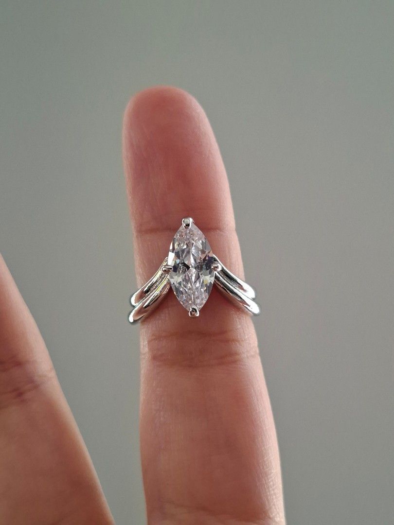 Marquise Cut Stone Silver Ring Size 7 (Category: Rings) located in Dasmarinas. Submitted by danabrie22 (Listing ID 1463164895, Image 1). Description: size 7 very well-made, excellent crafstmanship 10/10 condition brand new stainless steel & white crystal-colored cubic zirconia stones made in Hongkong.
