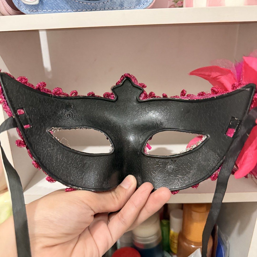 Masquerade Ball Pink Feathered Mask (Category: Face Masks & Face Shields) located in Mandaluyong City. Submitted by shesellsseashells_bear (Listing ID 1463182583, Image 2). Description: .