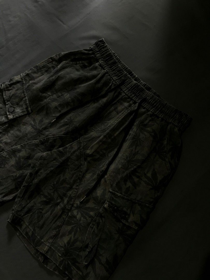 Men's Cargo Shorts with Leaf Pattern (Category: Shorts) located in Daraga. Submitted by jcaa2415 (Listing ID 1463125665, Image 1). Description: - Dark green cargo shorts - Subtle all-over leaf pattern - Elastic waistband with drawstring - Two side pockets - Two button-closure cargo pockets - Comfortable fit for casual, everyday wear.