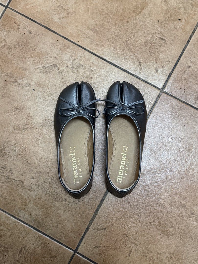 Meraniel Leather Tabi Ballerines Flats Silver (Category: Flats & Sandals) located in Manila. Submitted by tltdeclutters (Listing ID 1463252472, Image 1). Description: - Used only once as it’s a little tight on me - Size 7 - Originally bought for ₱4,190 at Frankie’s General Store last August (see receipt) - Comes with its box - 100% genuine sheep leather from upper, lining, to insoles - Scratch resistant rubber sides - Non-skid premium rubber outs