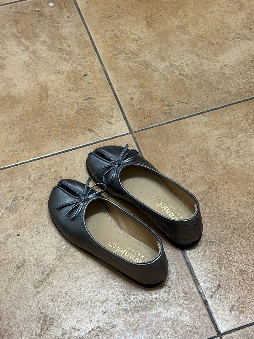 Meraniel Leather Tabi Ballerines Flats Silver (Category: Flats & Sandals) located in Manila. Submitted by tltdeclutters (Listing ID 1463252472, Image 3). Description: - Used only once as it’s a little tight on me - Size 7 - Originally bought for ₱4,190 at Frankie’s General Store last August (see receipt) - Comes with its box - 100% genuine sheep leather from upper, lining, to insoles - Scratch resistant rubber sides - Non-skid premium rubber outs