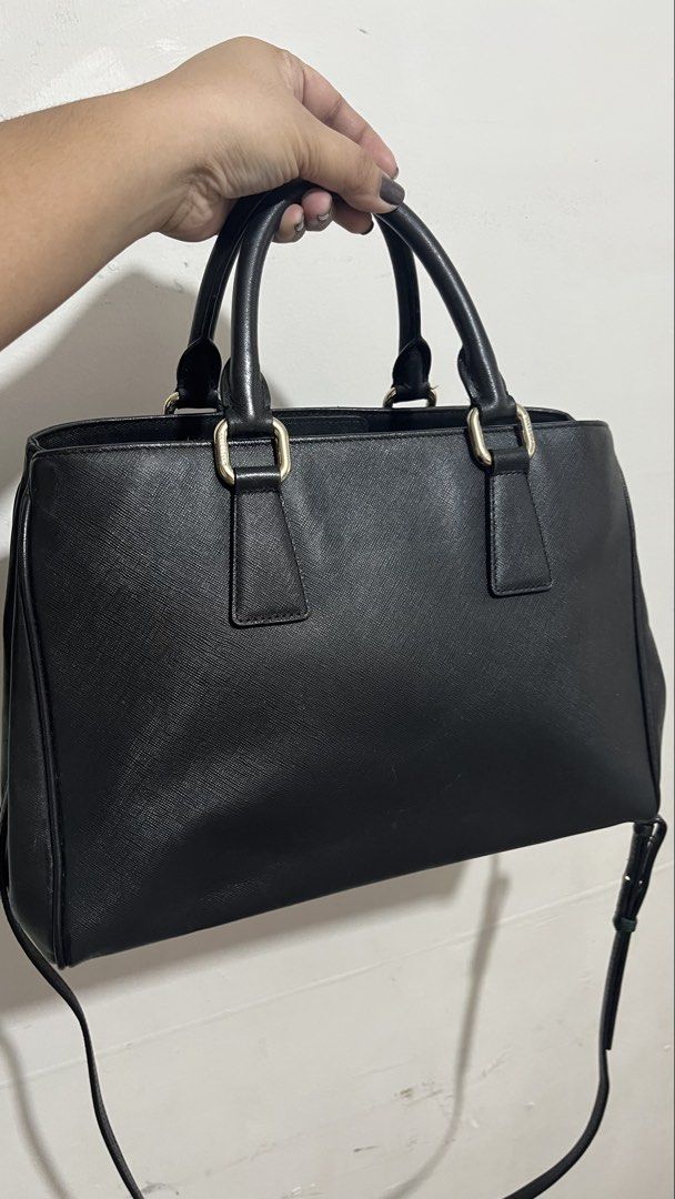 METRO CITY 2 WAY SLING/HANDBAG (Category: Cross-body Bags) located in Muntinlupa City. Submitted by pinkflower.226 (Listing ID 1463176733, Image 2). Description: Signs of fadings in hardware ( kindly see photos for reference ) Bag is in good condition G-Payment/Bank transfer Accepted Loc: muntinlupa city.